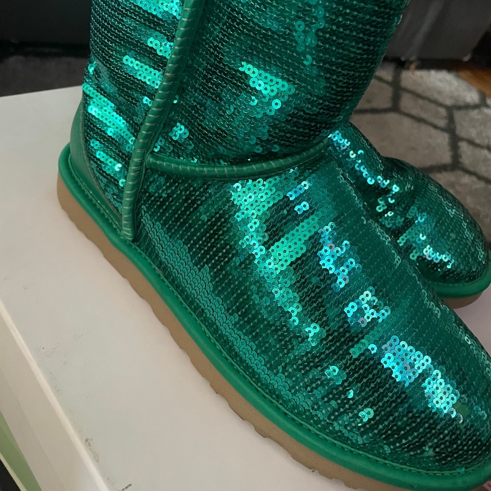 Uggs brand new no box please see 3rd pic two sequins is missing